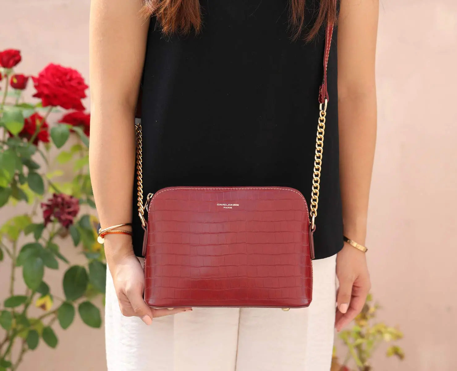 Petit sac bandoulière chaîne argentée motif crocodile David Jones