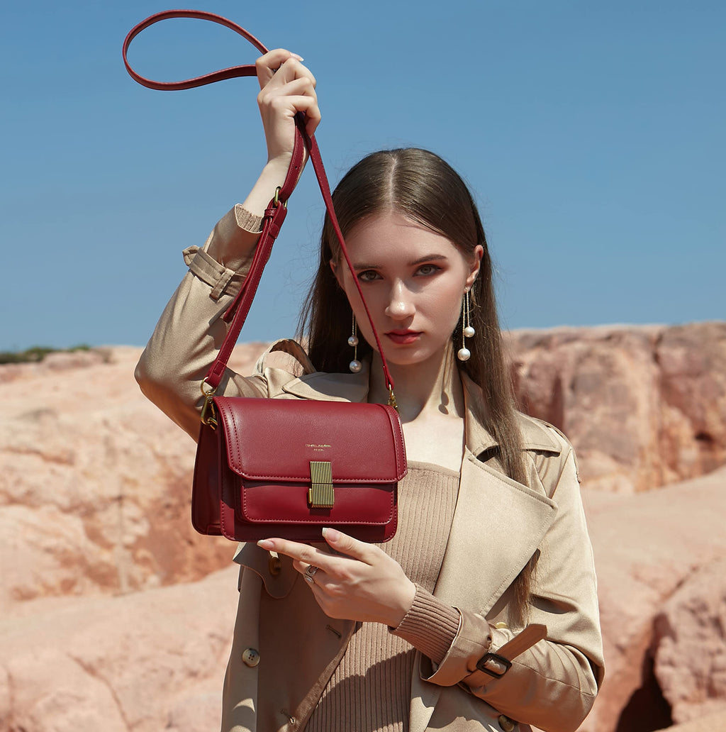 Petit sac bandoulière rabat David Jones